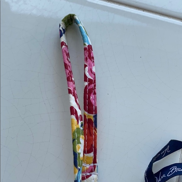 Vera Bradley White Wristlet! Fits iPhone 11! - Picture 2 of 5